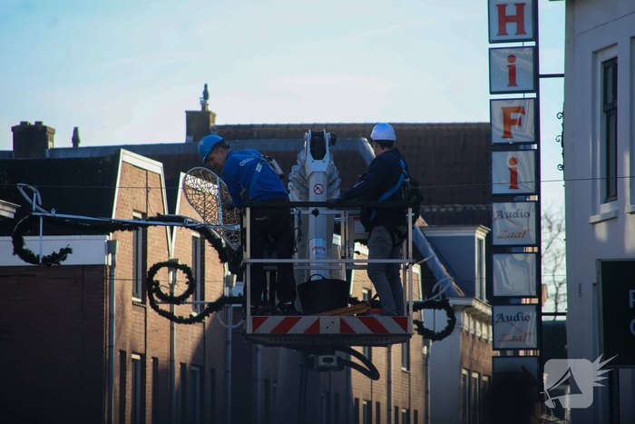 Totale verwoesting na explosies, schade bij daglicht duidelijk te zien