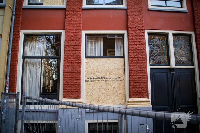 Totale verwoesting na explosies, schade bij daglicht duidelijk te zien