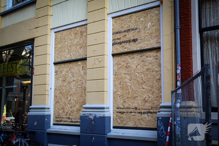 Totale verwoesting na explosies, schade bij daglicht duidelijk te zien