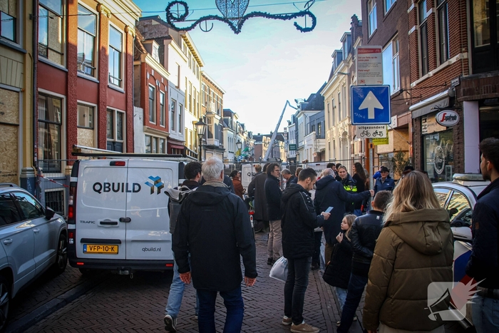 Totale verwoesting na explosies, schade bij daglicht duidelijk te zien