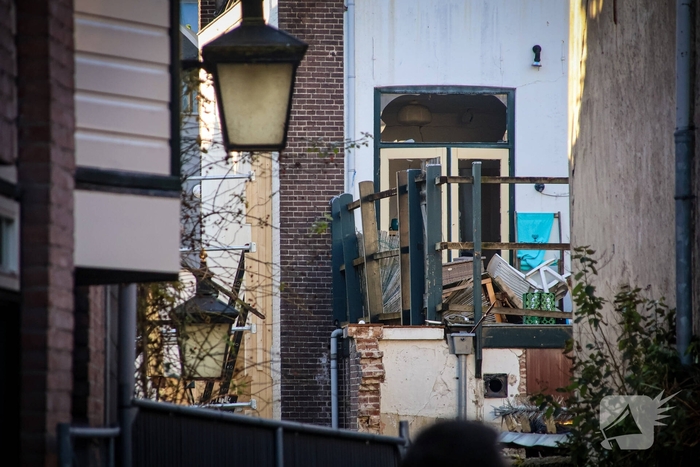 Totale verwoesting na explosies, schade bij daglicht duidelijk te zien