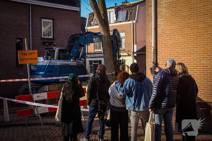 Totale verwoesting na explosies, schade bij daglicht duidelijk te zien