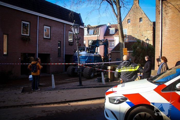 Totale verwoesting na explosies, schade bij daglicht duidelijk te zien