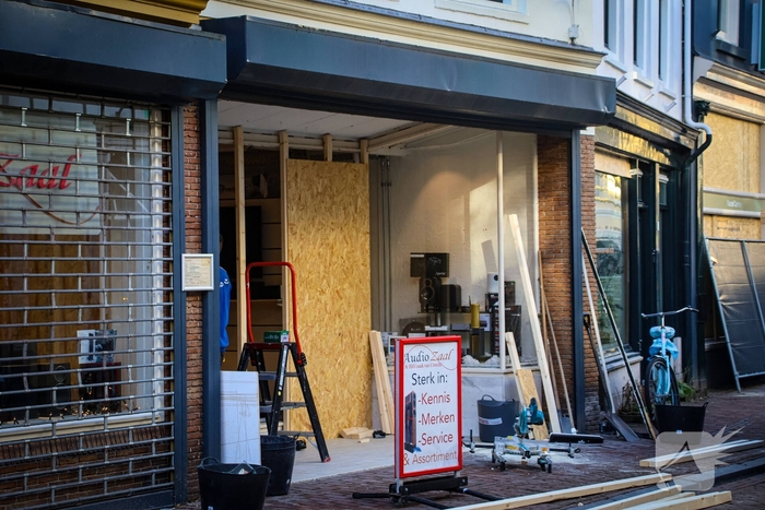 Totale verwoesting na explosies, schade bij daglicht duidelijk te zien