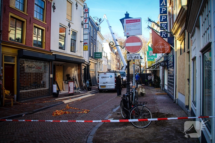 Totale verwoesting na explosies, schade bij daglicht duidelijk te zien