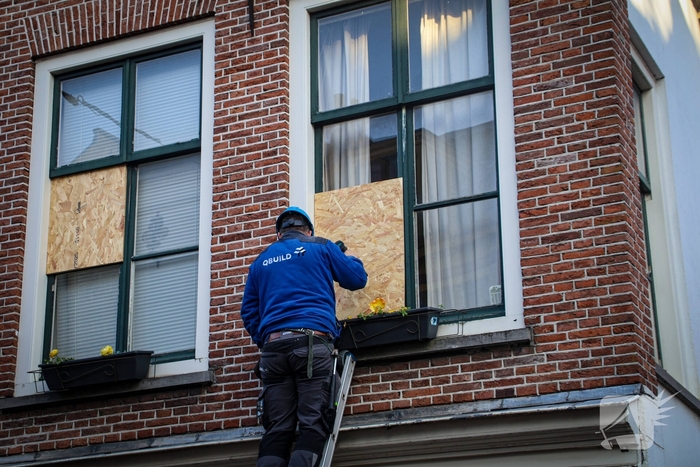 Totale verwoesting na explosies, schade bij daglicht duidelijk te zien