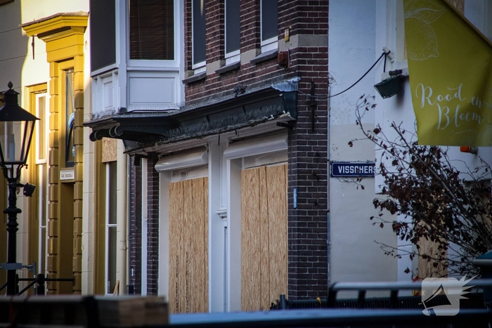 Totale verwoesting na explosies, schade bij daglicht duidelijk te zien