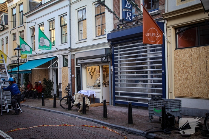 Totale verwoesting na explosies, schade bij daglicht duidelijk te zien