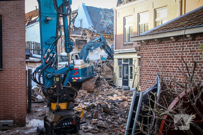 Totale verwoesting na explosies, schade bij daglicht duidelijk te zien