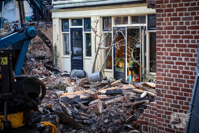 Totale verwoesting na explosies, schade bij daglicht duidelijk te zien