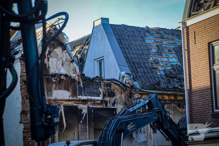 Totale verwoesting na explosies, schade bij daglicht duidelijk te zien