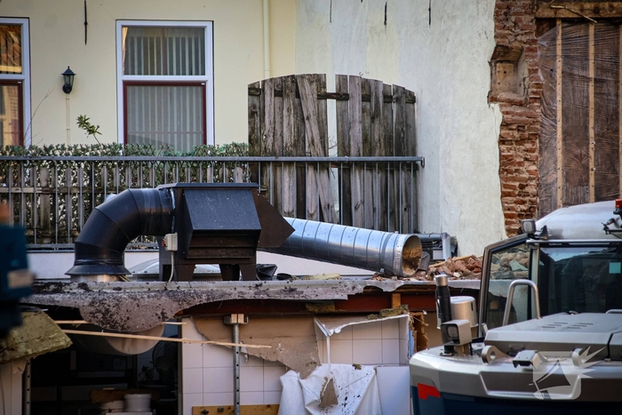 Totale verwoesting na explosies, schade bij daglicht duidelijk te zien