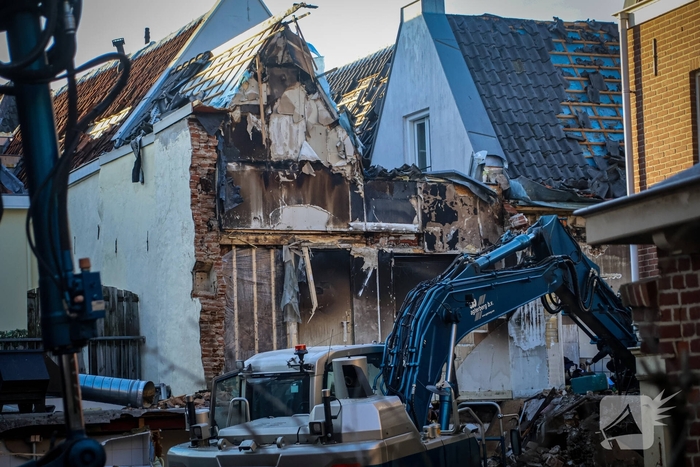 Totale verwoesting na explosies, schade bij daglicht duidelijk te zien