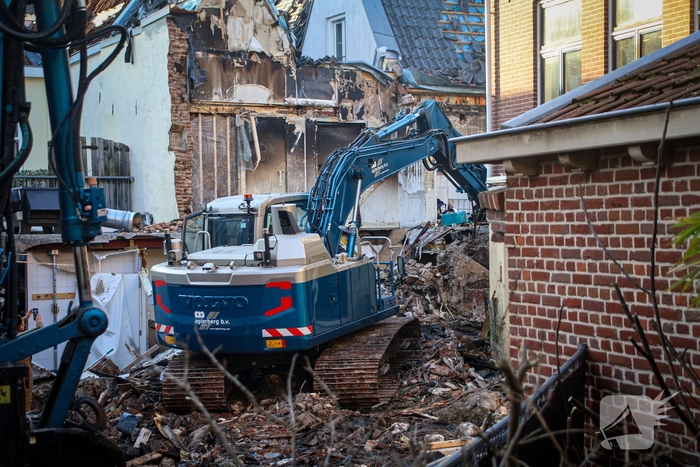 Totale verwoesting na explosies, schade bij daglicht duidelijk te zien