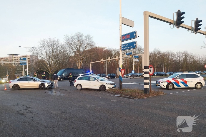 Taxi en personenauto in botsing op kruising