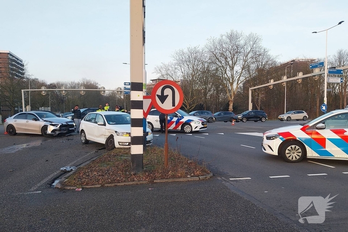 Taxi en personenauto in botsing op kruising