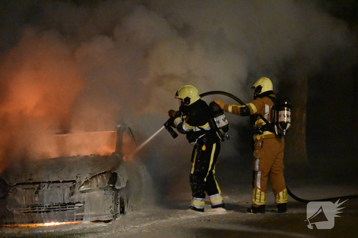 Auto in vlammen opgegaan