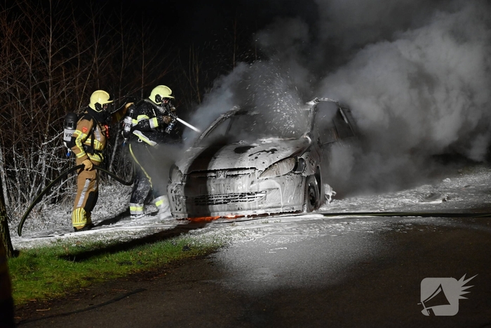 Auto in vlammen opgegaan