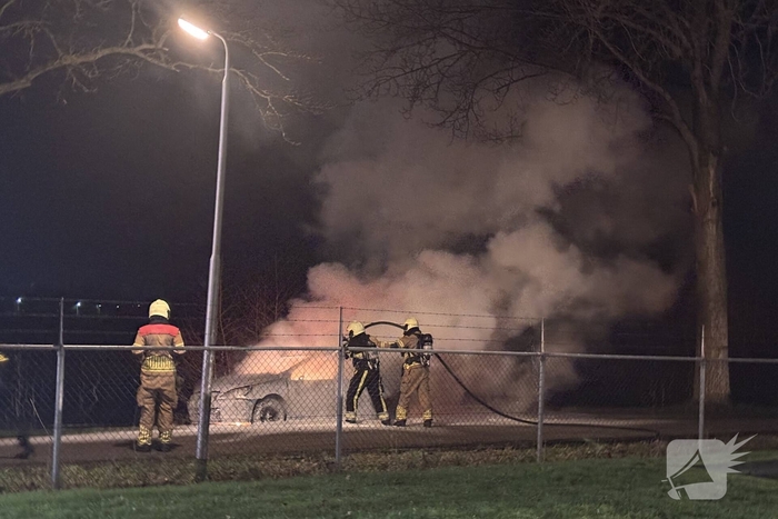 Auto in vlammen opgegaan