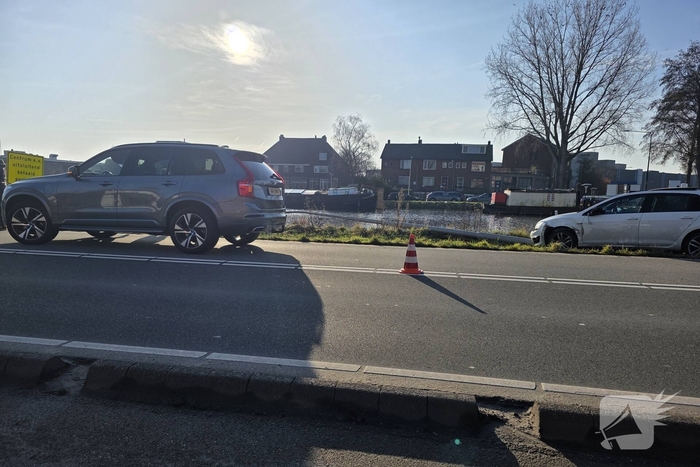 Lantaarnpaal omver na botsing