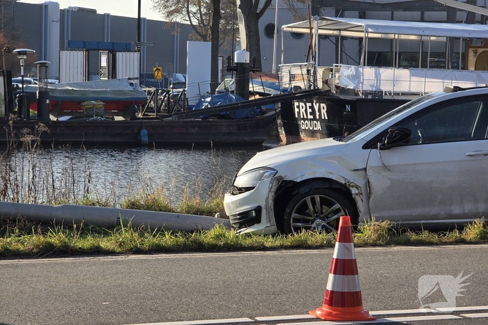 Lantaarnpaal omver na botsing