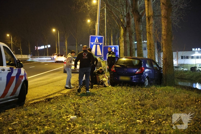 Bestuurder onwel na aanrijding met lantaarnpaal en boom