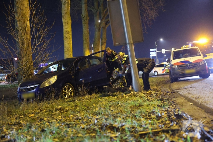 Bestuurder onwel na aanrijding met lantaarnpaal en boom