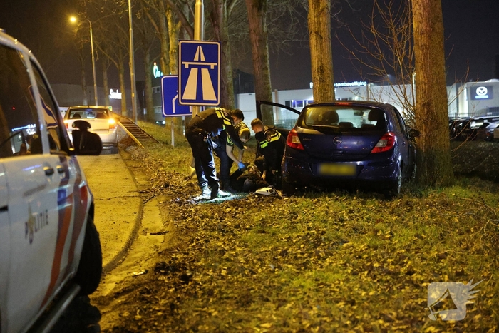 Bestuurder onwel na aanrijding met lantaarnpaal en boom
