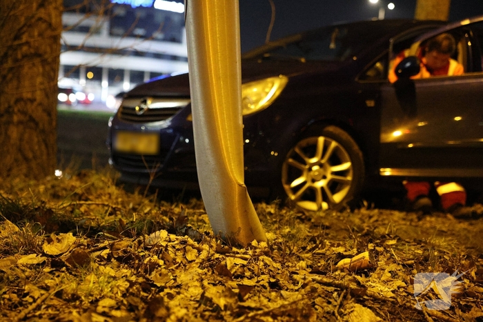 Bestuurder onwel na aanrijding met lantaarnpaal en boom