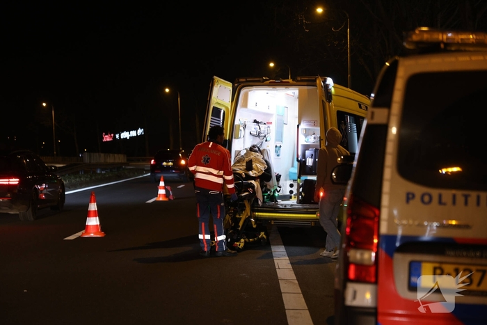 Bestuurder onwel na aanrijding met lantaarnpaal en boom