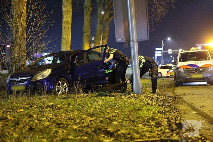 Bestuurder onwel na aanrijding met lantaarnpaal en boom