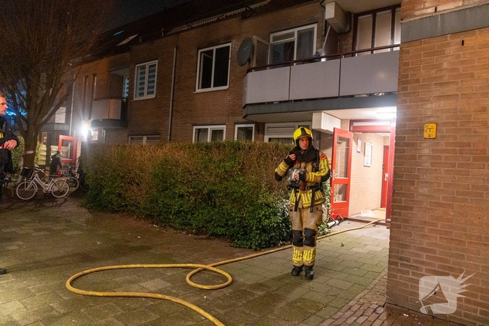 Brand in portiekwoning