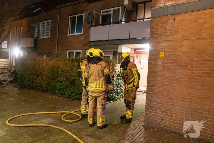 Brand in portiekwoning