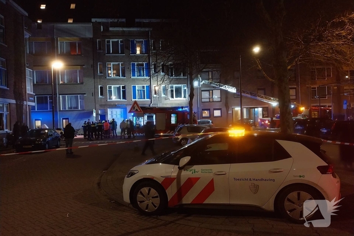Brandweer schaalt op bij uitslaande woningbrand