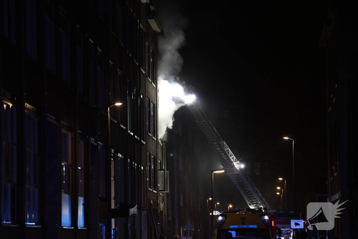 Brandweer schaalt op bij uitslaande woningbrand