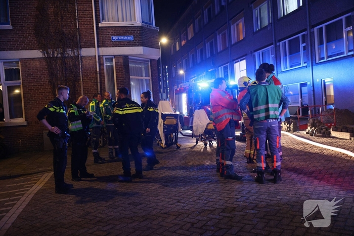 Brandweer schaalt op bij uitslaande woningbrand