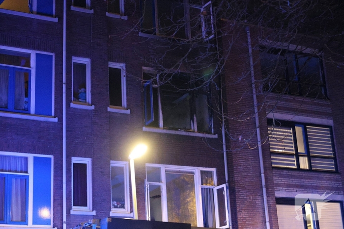 Brandweer schaalt op bij uitslaande woningbrand