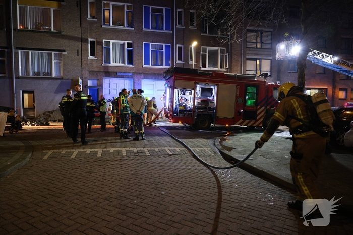 Brandweer schaalt op bij uitslaande woningbrand