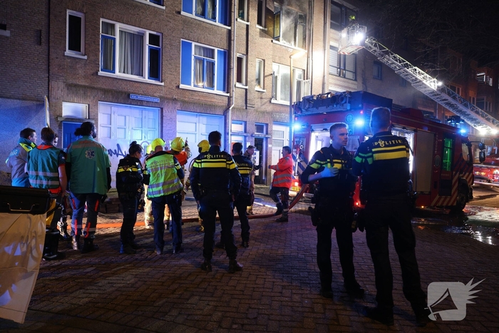 Brandweer schaalt op bij uitslaande woningbrand