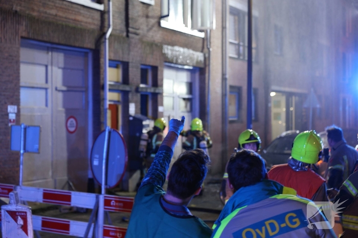 Brandweer schaalt op bij uitslaande woningbrand