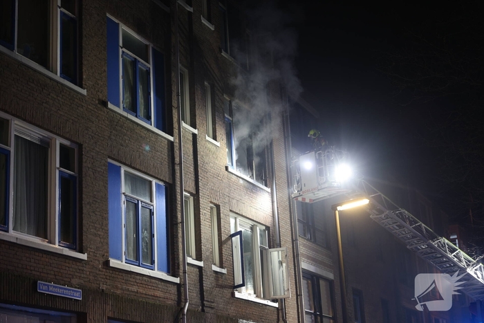 Brandweer schaalt op bij uitslaande woningbrand