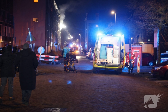 Brandweer schaalt op bij uitslaande woningbrand