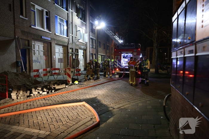 Brandweer schaalt op bij uitslaande woningbrand