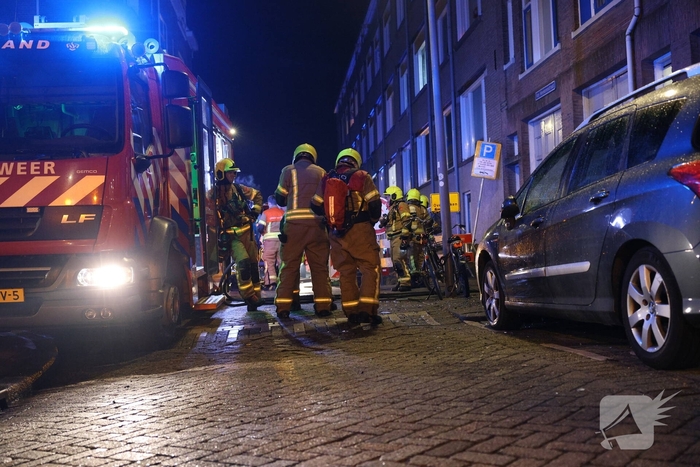 Brandweer schaalt op bij uitslaande woningbrand