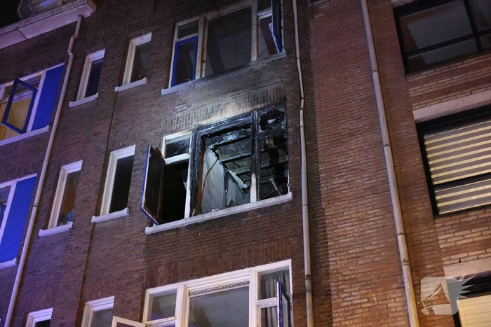 Brandweer schaalt op bij uitslaande woningbrand