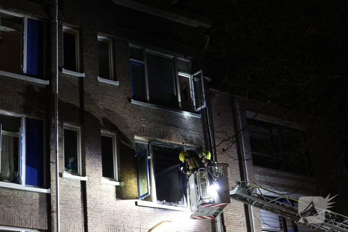 Brandweer schaalt op bij uitslaande woningbrand