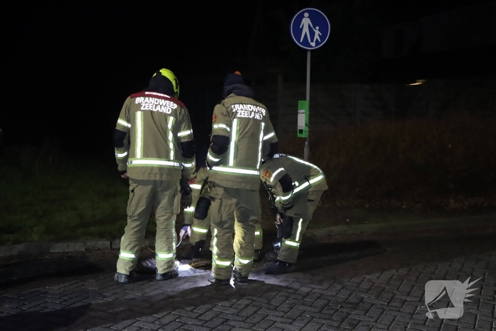 Brandweer onderzoekt chemische lucht in woningen