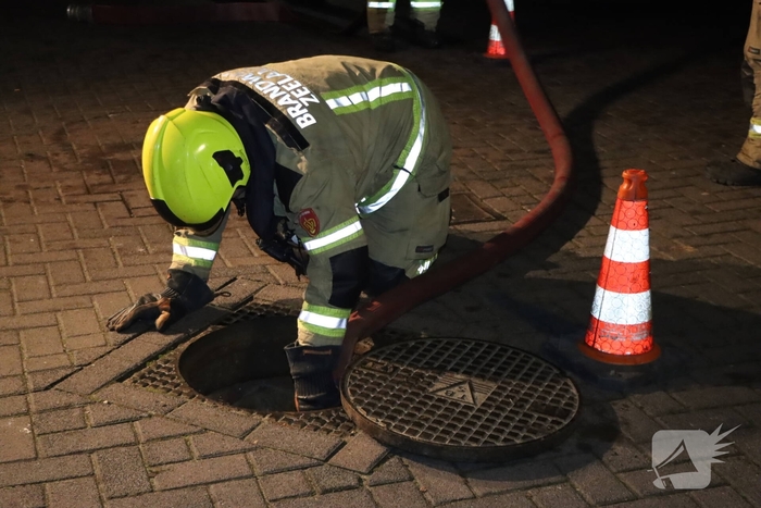 Brandweer onderzoekt chemische lucht in woningen