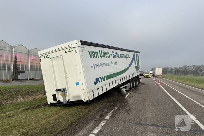Trailer vrachtwagen schiet los op drukke weg