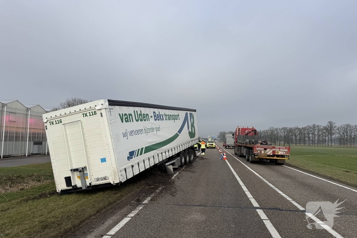 Trailer vrachtwagen schiet los op drukke weg